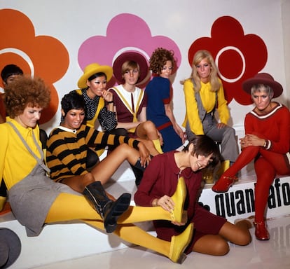 Mary Quant posa con unos modelos para su marca de calzado Quant Afoot.