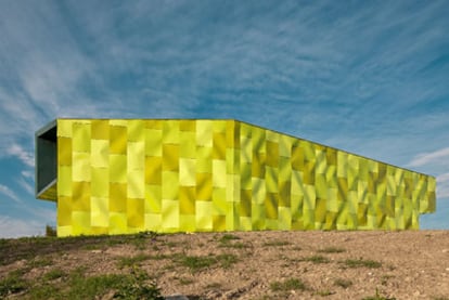 Central de residuos diseñada por los arquitectos Antonio Vaillo y Juan Luis Irigaray a las afueras de Pamplona.