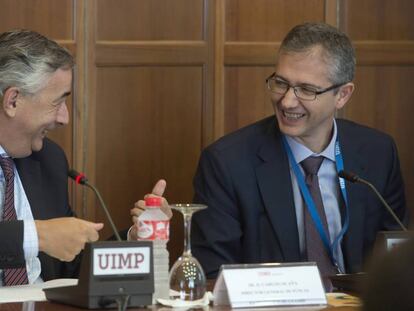 El director general de Funcas, Carlos Oca&ntilde;a, habla con el director general de Econom&iacute;a del Banco de Espa&ntilde;a, Pablo Hern&aacute;ndez de Cos