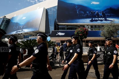 Miembros de la policía francesa desfilaban ayer, lunes, ante el Palacio de festivales de Cannes.