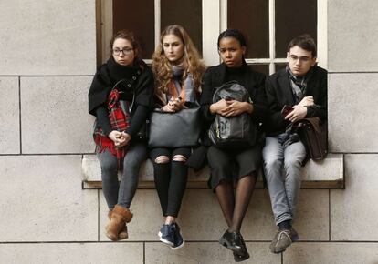Estudiantes de la Universidad de La Soborna en París durante el minuto de silencio.