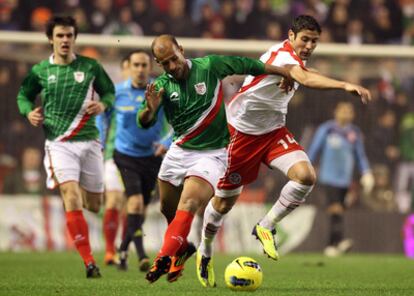El jugador tunecino Traqui disputa un balón a Mikel Rico.