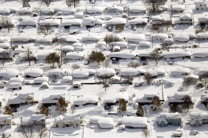 Vista aérea de una zona residencial cubierta de nieve en el condado de Seneca, en el Estado de Nueva York. La tormenta polar suma ya 8 muertos y Nueva York toma medidas sin precedentes.