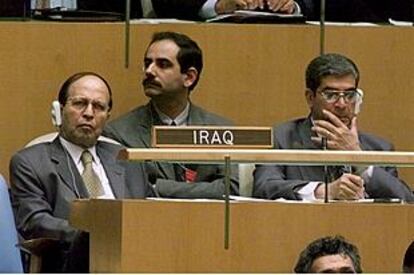 Miembros de la delegación iraquí ante la Asamblea General escuchan el discurso del presidente Bush. PLANO MEDIO - ESCENA