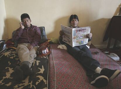 Evo Morales lee un periódico junto al líder minero Pedro Montes en el palacio presidencial de La Paz.