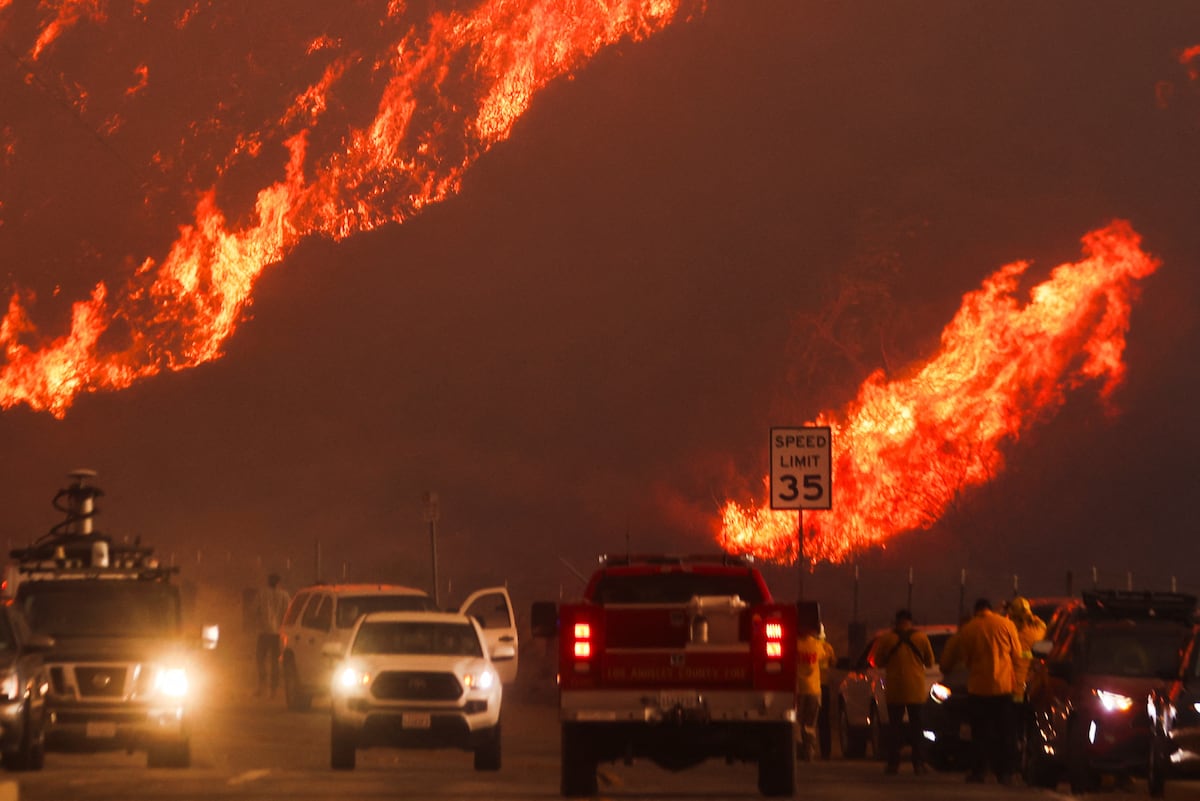 The ‘Hughes’ fire advances with fury in northern Los Angeles County and forces 31,000 people to evacuate