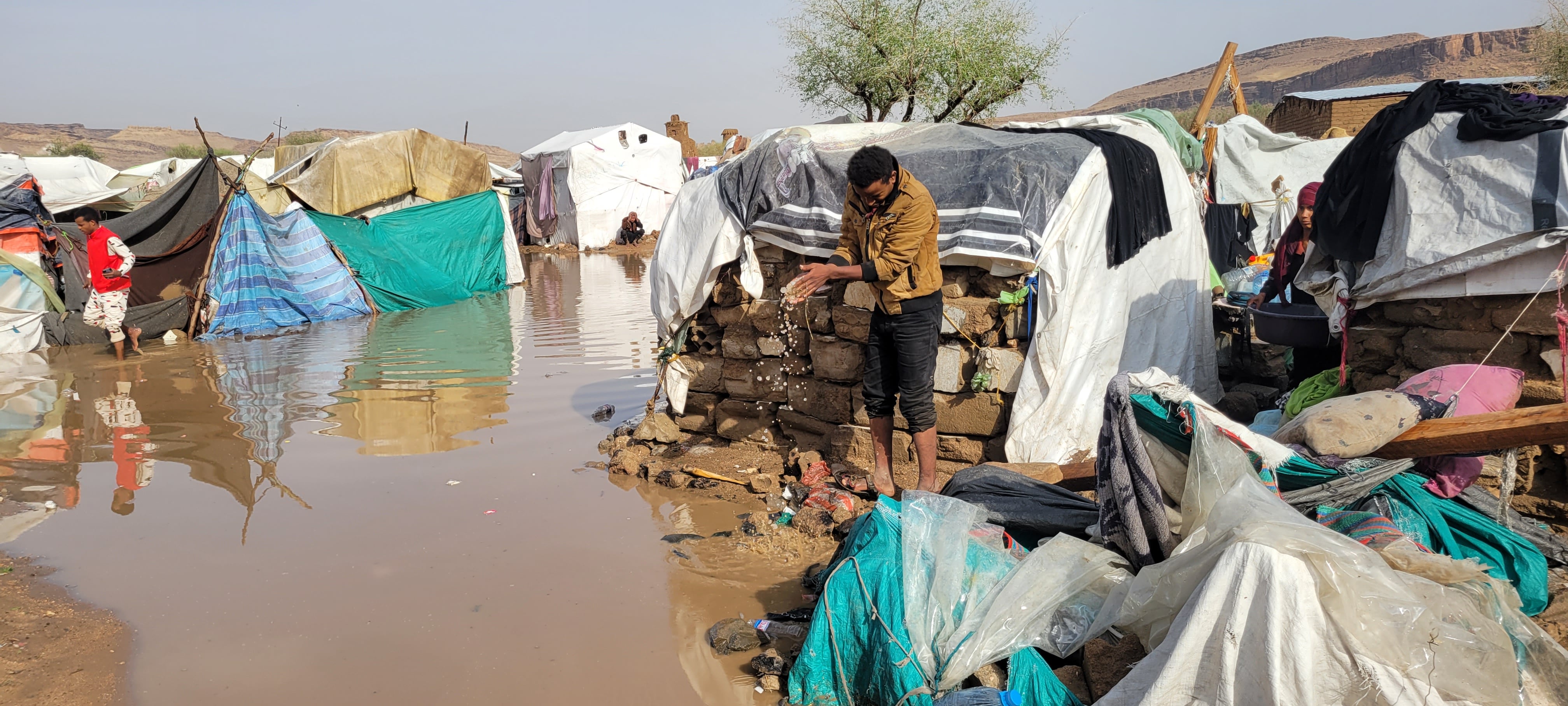 “No puedo olvidar aquella noche, nuestra casa se inundó en minutos”: 60.000 personas huyen de su hogar cada día por la crisis climática, según Acnur