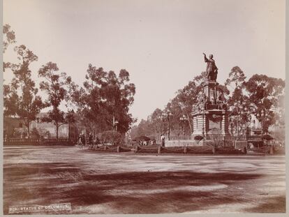 Estatua de Cristóbal Colón en Ciudad de México, imagen de 1898.