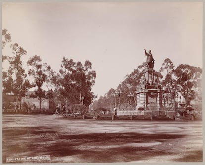 Estatua de Cristóbal Colón en Ciudad de México, imagen de 1898.