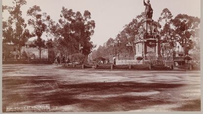 Estatua de Cristóbal Colón en Ciudad de México, imagen de 1898.