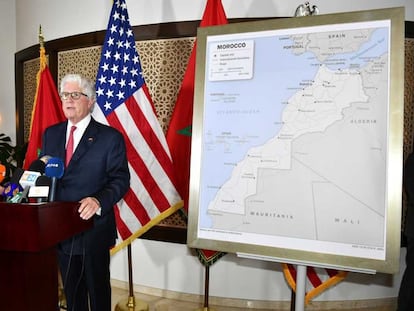 El embajador de EE UU en Marruecos, David T. Fischer, posa este sábado con el mapa que ha regalado al rey Mohamed VI y que incluye el Sáhara Occidental.