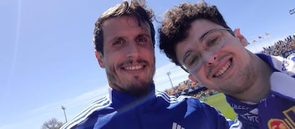 El ojeador Mikel Granda (dcha.) junto al exjugador del Real Oviedo Christian Fernández 'Bolaño' durante un partido de la temporada 2021/2022.