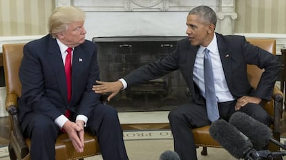 O ex-presidente dos EUA, Barack Obama, ao lado do atual governante, Donald Trump, na Casa Branca, Washington.