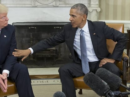 O ex-presidente dos EUA, Barack Obama, ao lado do atual governante, Donald Trump, na Casa Branca, Washington.