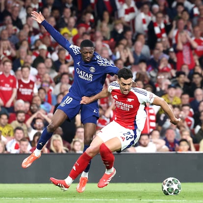 LONDON (United Kingdom), 29/04/2025.- Ousmane Dembele (L) of PSG in action against Mikel Merino of Arsenal during the UEFA Champions League semi-finals, 1st leg soccer match between Arsenal FC and Paris Saint-Germain, in London, Britain, 29 April 2025. (Liga de Campeones, Reino Unido, Londres) EFE/EPA/NEIL HALL
