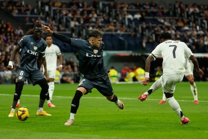 Vinicius (derecha) remata para marcar el segundo gol del Madrid ante el Rayo.