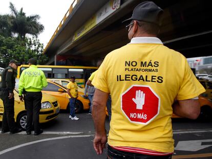 Grupos de taxistas durante la manifestación de este miércoles, en Medellín.