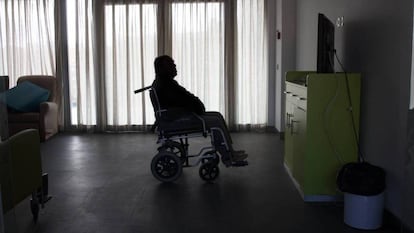 Una persona mayor ve la televisión en una residencia de ancianos en Madrid.  