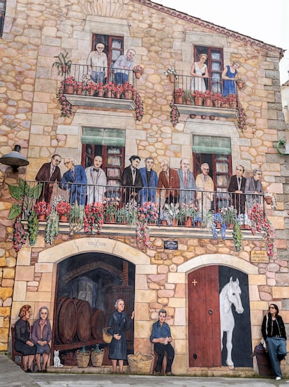 El mural de Carles Arola en la plaza Mayor de Calonge.
