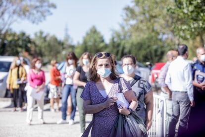 Unas personas esperan su prueba de anticuerpos en la Comunidad de Madrid