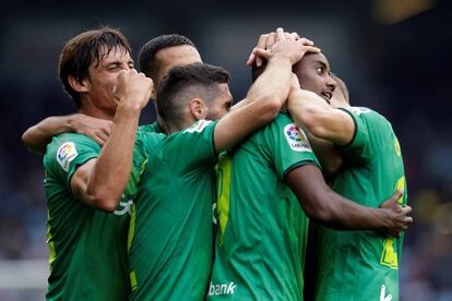 Los jugadores de la Real felicitan a Isak por su gol.