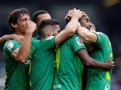 Los jugadores de la Real felicitan a Isak por su gol.