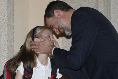 Don Felipe besa a la infanta Leonor, vestida con el uniforme del colegio.