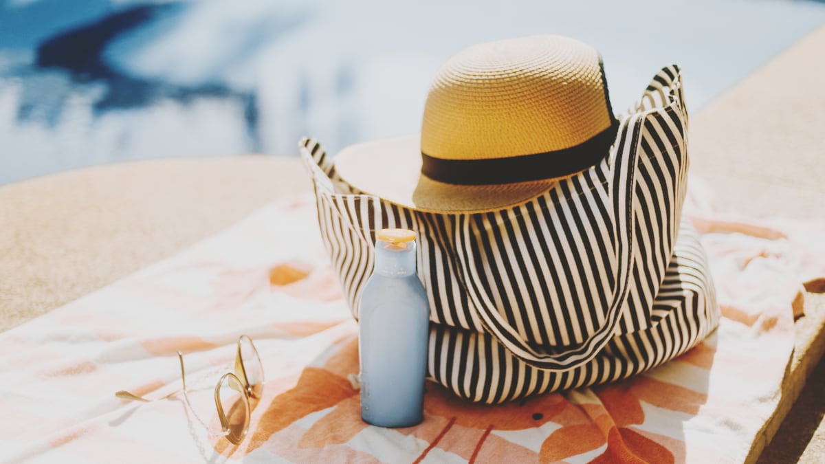 La bolsa de playa que está conquistando el verano: se transforma en toalla y cuesta menos de 16 euros