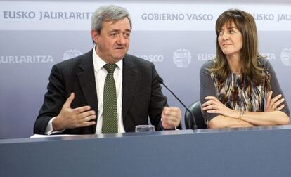 Carlos Aguirre, durante sus explicaciones en la rueda de prensa posterior al Consejo de Gobierno, junto a Idoia Mendia.