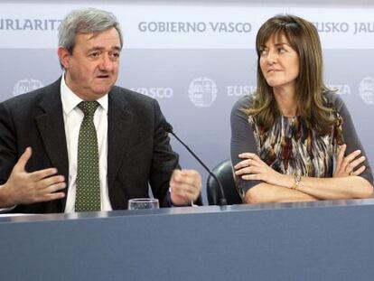 Carlos Aguirre, durante sus explicaciones en la rueda de prensa posterior al Consejo de Gobierno, junto a Idoia Mendia.