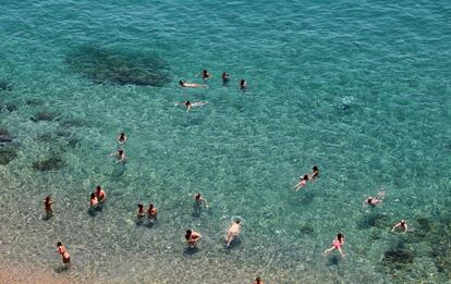 Bañistas en la playa de la Vinyeta, en Calella (Barcelona).