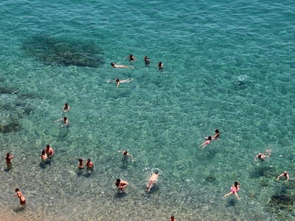 Bañistas en la playa de la Vinyeta, en Calella (Barcelona).