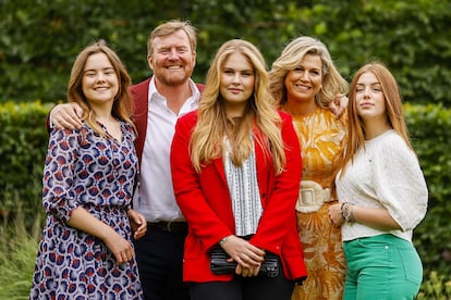 Los reyes Guillermo y Máxima de Holanda junto a sus hijas Ariana (izquierda), Amalia (centro) y Alexia (derecha), en el palacio Huis ten Bosch de La Haya el 16 de julio de 2021.