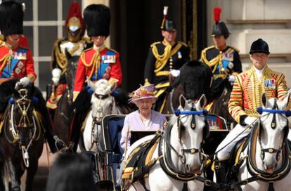 La reina Isabel II participa en el desfile tradicional de celebración de su cumpleaños por las calles de Londres