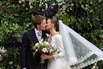 Después de la ceremonia en la catedral de Chester, los novios y los 400 invitados se han desplazado a la recepción celebrada en Eaton Hall, la mansión de los duques de Westminster, rodeada de 4.000 hectáreas de amplios jardines y tierras de cultivo donde el duque y sus tres hermanas se criaron. Este lugar también fue escenario de la fiesta de pedida y es la residencia oficial de los recién casados.