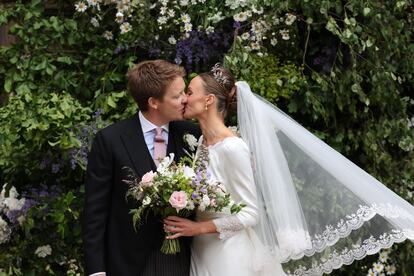 Después de la ceremonia en la catedral de Chester, los novios y los 400 invitados se han desplazado a la recepción celebrada en Eaton Hall, la mansión de los duques de Westminster, rodeada de 4.000 hectáreas de amplios jardines y tierras de cultivo donde el duque y sus tres hermanas se criaron. Este lugar también fue escenario de la fiesta de pedida y es la residencia oficial de los recién casados. 