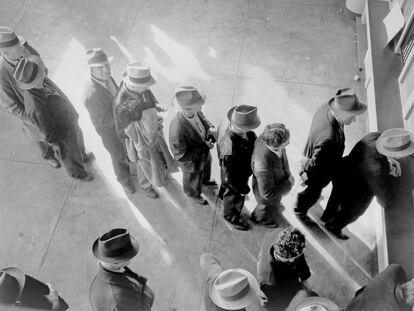 Enero de 1938. Comienzan las ayudas económicas a los parados. Los hombres se agolpan ante la oficina de empleo de San Francisco.