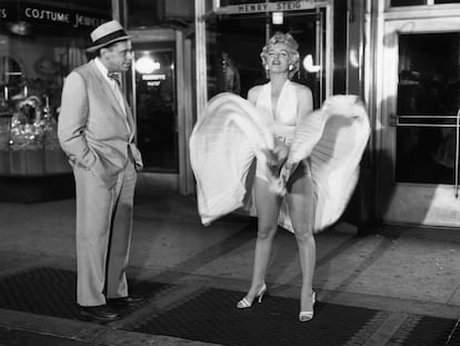 Tom Ewell y Marilyn Monroe en una escena de 'La tentación vive arriba', una de las grandes películas sobre el verano en la ciudad.