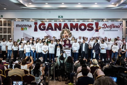 Delfina Gómez acompañada de Mario Delgado en la conferencia de prensa donde se declaró triunfadora de la elección del Estado de México, este domingo.