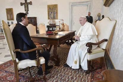El papa Francisco y el presidente del Gobierno italiano, Giuseppe Conte, durante la audiencia que el Papa le concedió el 30 de marzo.
