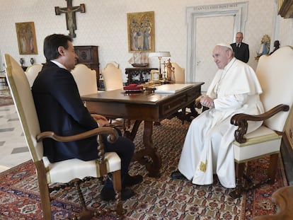 El papa Francisco y el presidente del Gobierno italiano, Giuseppe Conte, durante la audiencia que el Papa le concedió el 30 de marzo.