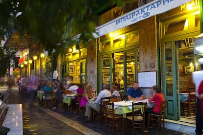 Una taberna en el barrio ateniense de Monastiraki, en Grecia.