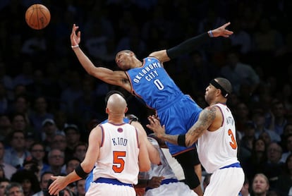 Russell Westbrook, entre Jason Kidd y Kenyon Martin.