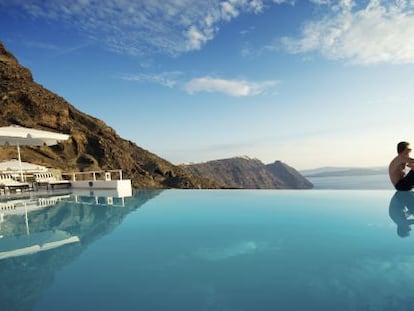 Al borde de una &#039;infinity pool&#039; en la isla de Santorini, Grecia.