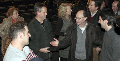 De derecha a izquierda, Julen Mendoza, alcalde de Rentería (Bildu) junto al portavoz del PP, José Manuel Herzog; Rosa Rodero, viuda del asesinado sargento de la Ertzaintza Joseba Goikoetxea, y Javier Asla, tío del niño Fabio Moreno, que murió en un atentado de ETA.
