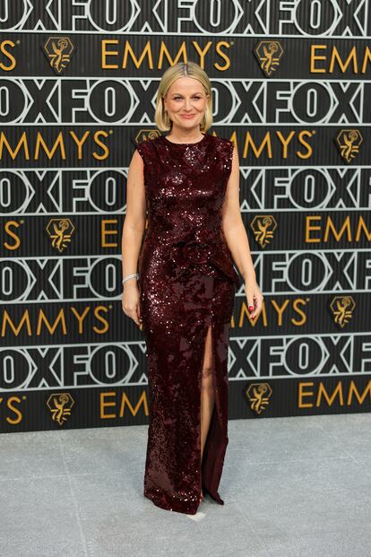 Amy Poehler, muy elegante con un vestido de lentejuelas granate. 