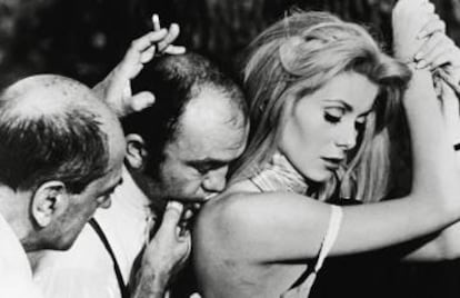 Rodaje de Belle de jour. Buñuel dirige a Catherine Deneuve.