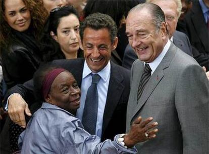 Sarkozy y Chirac, en el aniversario de la abolición de la esclavitud en los Jardines de Luxemburgo de Paris.