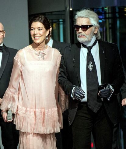 La princesa Carolina, con el diseñador Karl Lagerfeld, que ha cambiado de aspecto ahora con barba.