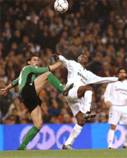 Capi y Makelele luchan por un balón en el partido que ha enfrentado al Betis con el Real Madrid en el Santiago Bernabéu.